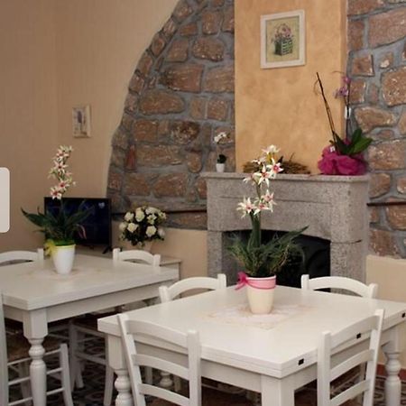 Guest House Le Gemelle Luras ภายนอก รูปภาพ