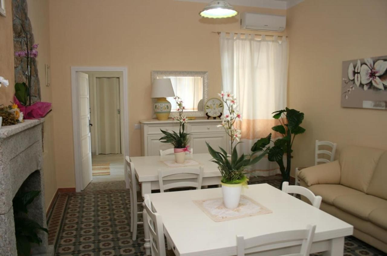 Guest House Le Gemelle Luras ภายนอก รูปภาพ