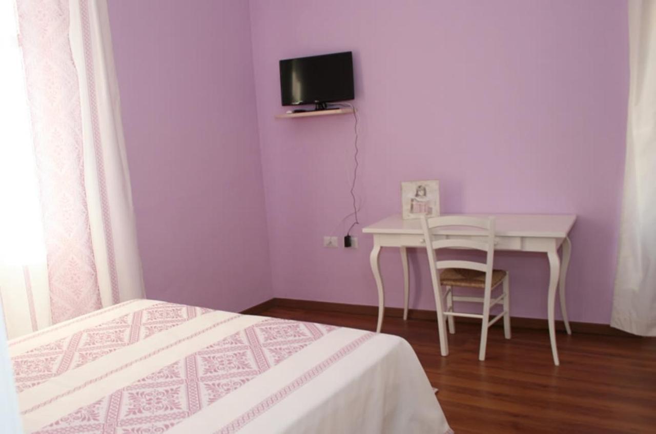Guest House Le Gemelle Luras ภายนอก รูปภาพ
