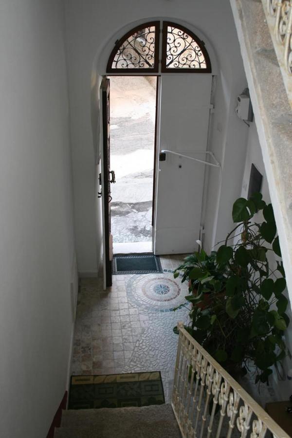 Guest House Le Gemelle Luras ภายนอก รูปภาพ