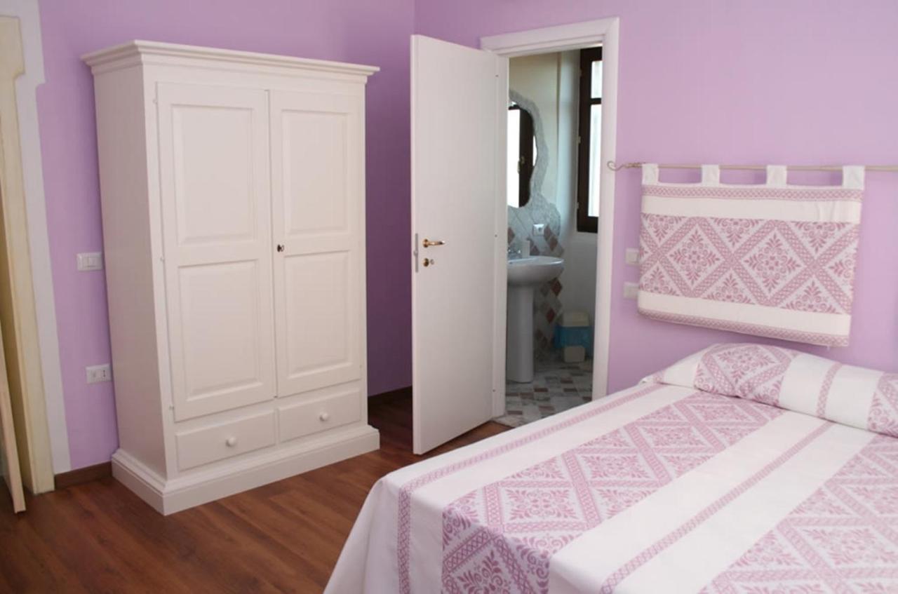 Guest House Le Gemelle Luras ภายนอก รูปภาพ