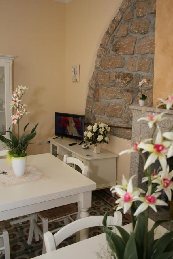 Guest House Le Gemelle Luras ภายนอก รูปภาพ