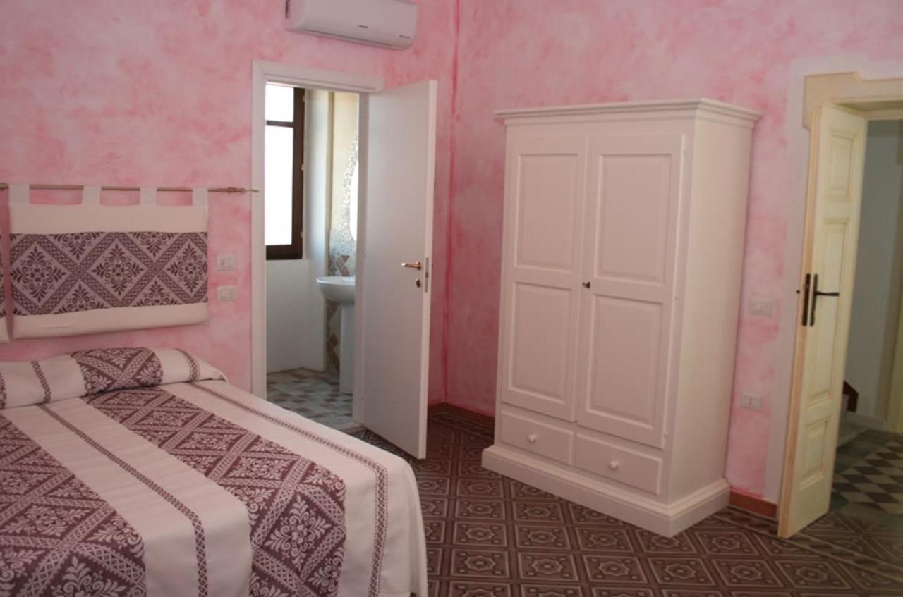Guest House Le Gemelle Luras ภายนอก รูปภาพ
