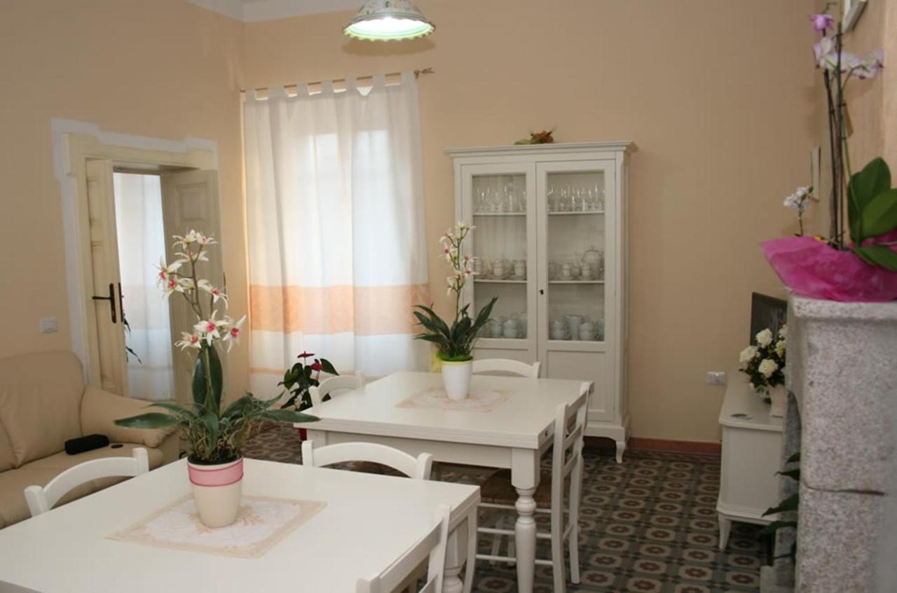 Guest House Le Gemelle Luras ภายนอก รูปภาพ
