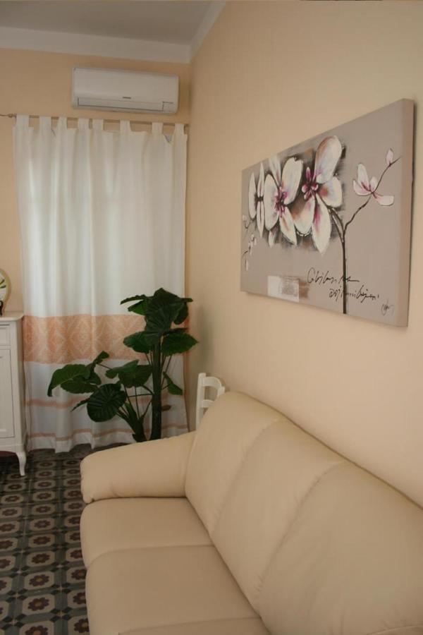 Guest House Le Gemelle Luras ภายนอก รูปภาพ