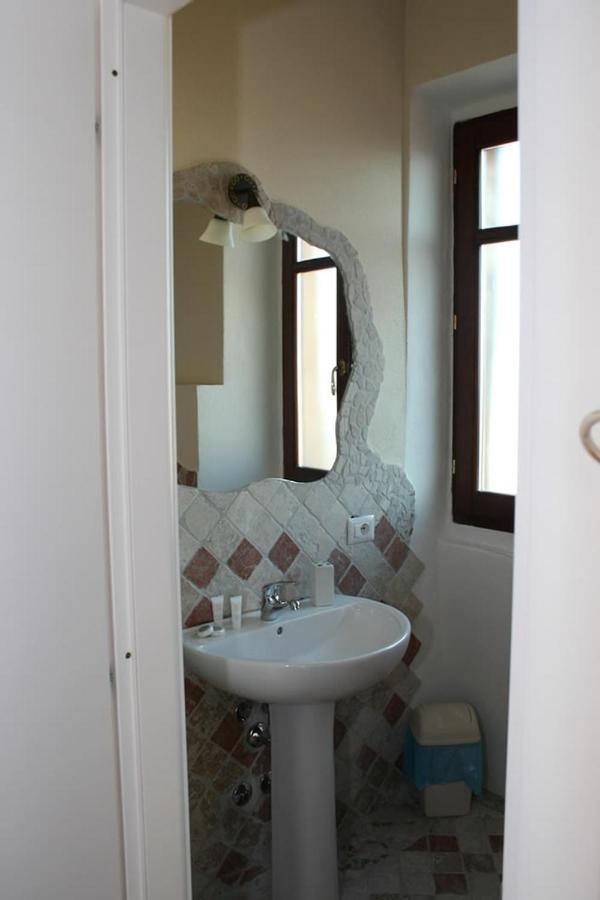 Guest House Le Gemelle Luras ภายนอก รูปภาพ