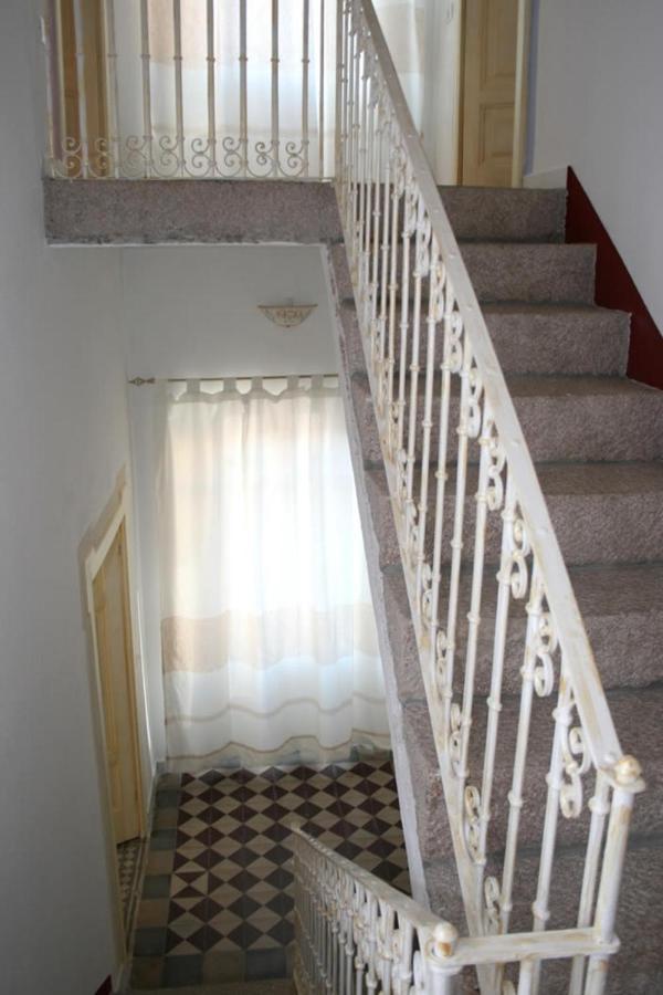 Guest House Le Gemelle Luras ภายนอก รูปภาพ