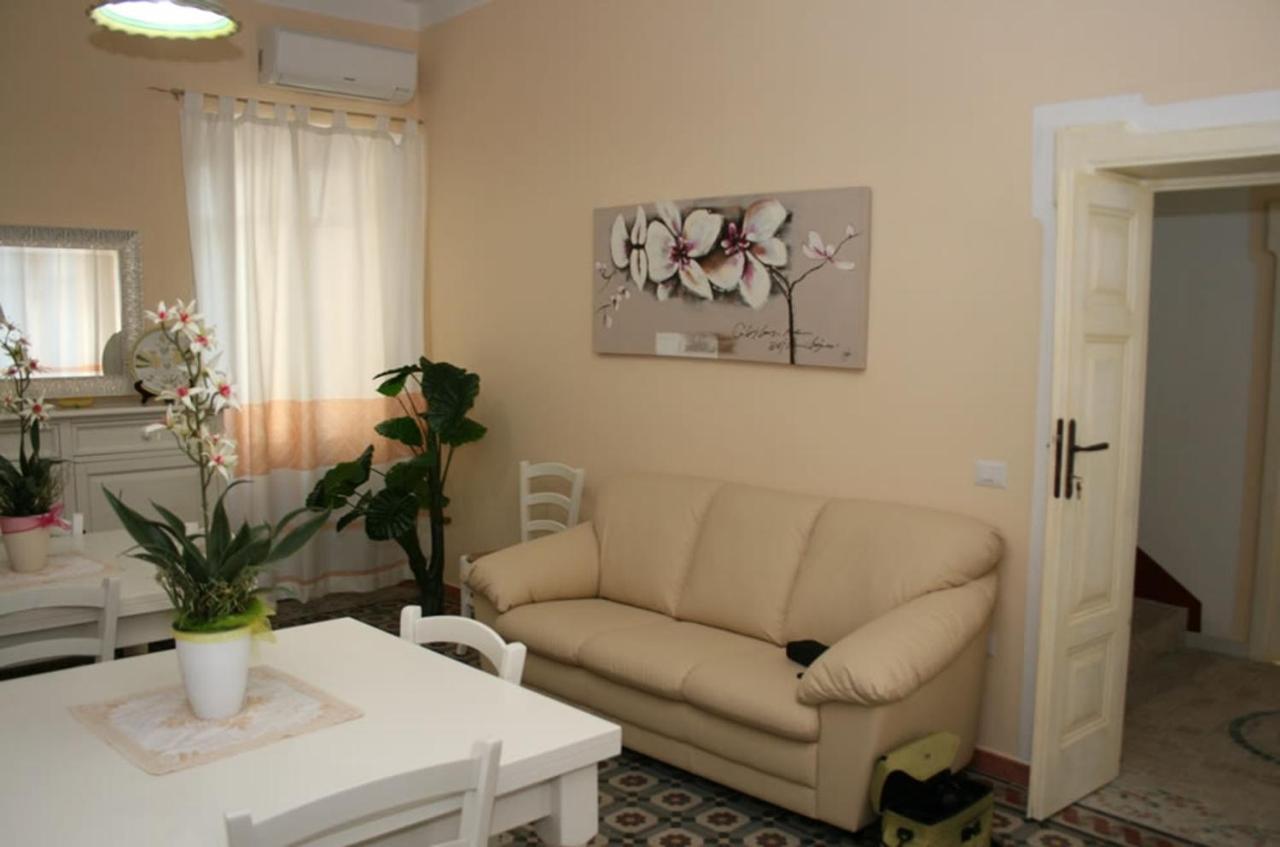 Guest House Le Gemelle Luras ภายนอก รูปภาพ