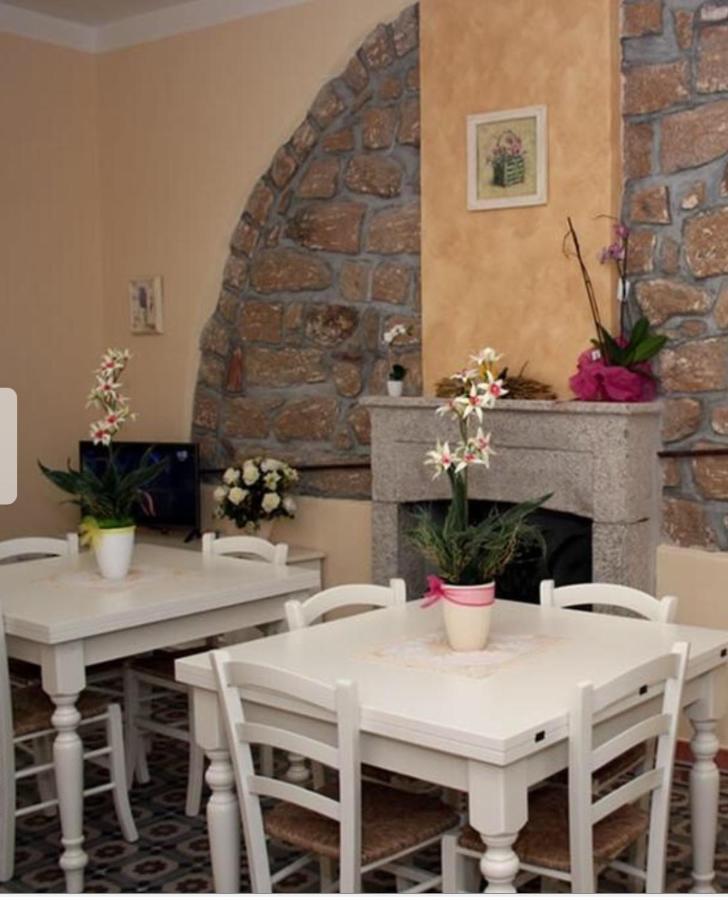 Guest House Le Gemelle Luras ภายนอก รูปภาพ