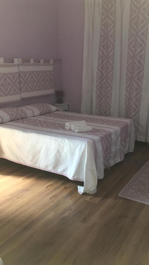 Guest House Le Gemelle Luras ภายนอก รูปภาพ